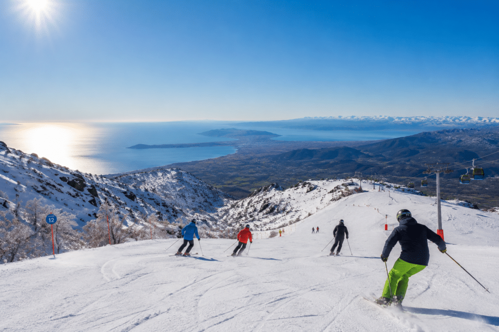 Station de ski en Corse avec vue sur la mer Méditerranée.